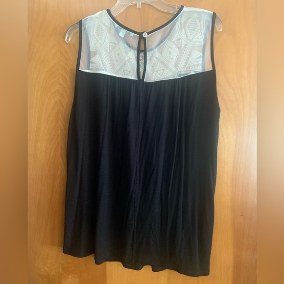 Green envelope cute top. - Picture 2 of 4